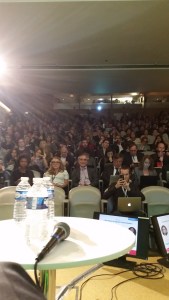 Salle comble et audience attentive vue depuis la scène